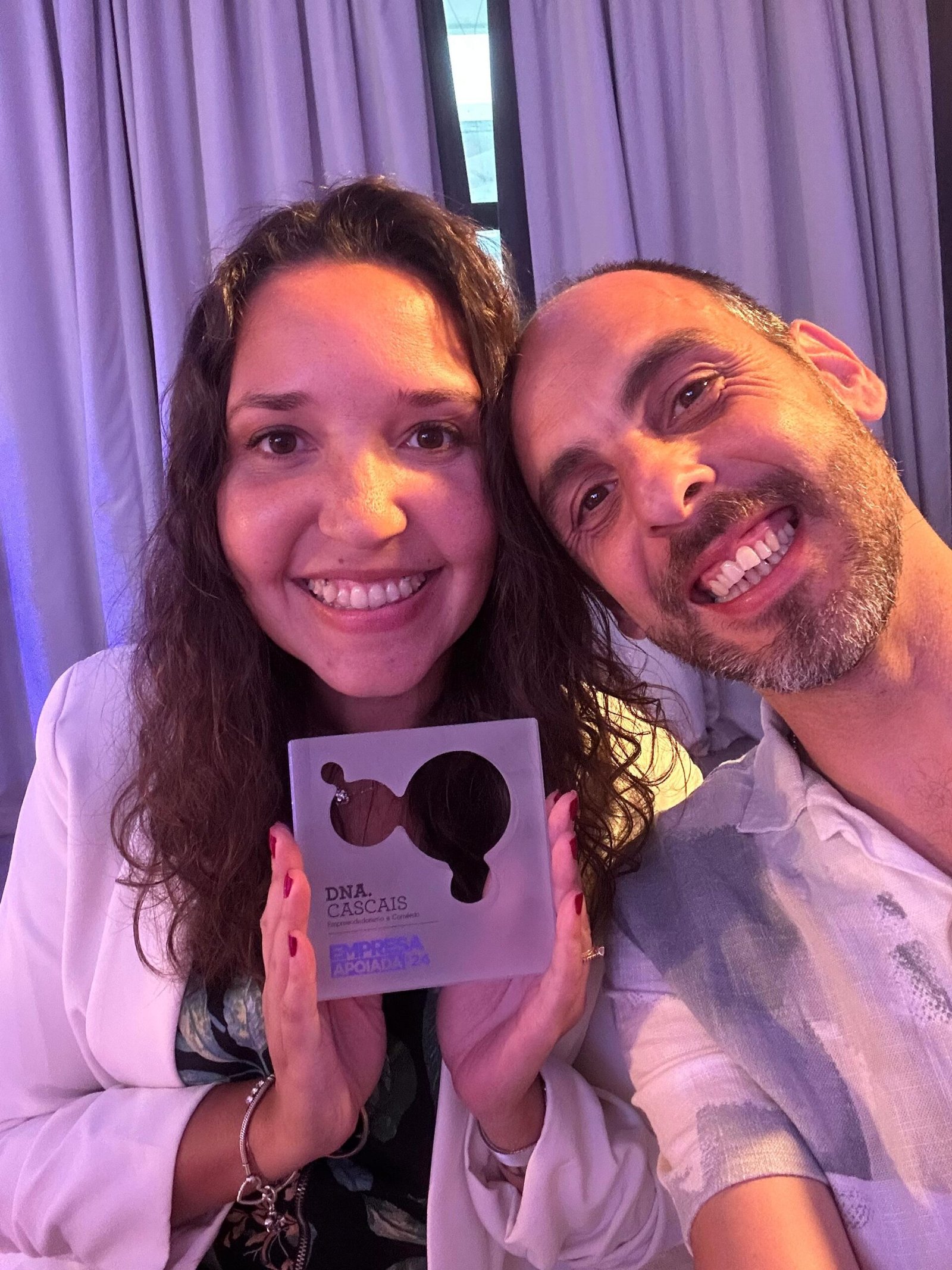 Ricardo e Iara, fundadores da riia RH, a sorrir com o prémio DNA Cascais — reconhecimento pelo impacto na consultoria de Recursos Humanos em Portugal.